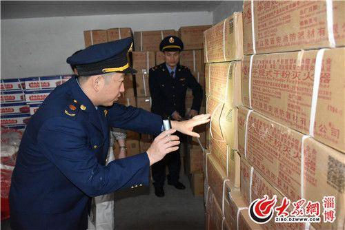 淄博市工商局工作人员前往消防器材销售商家及仓库进行产品抽检